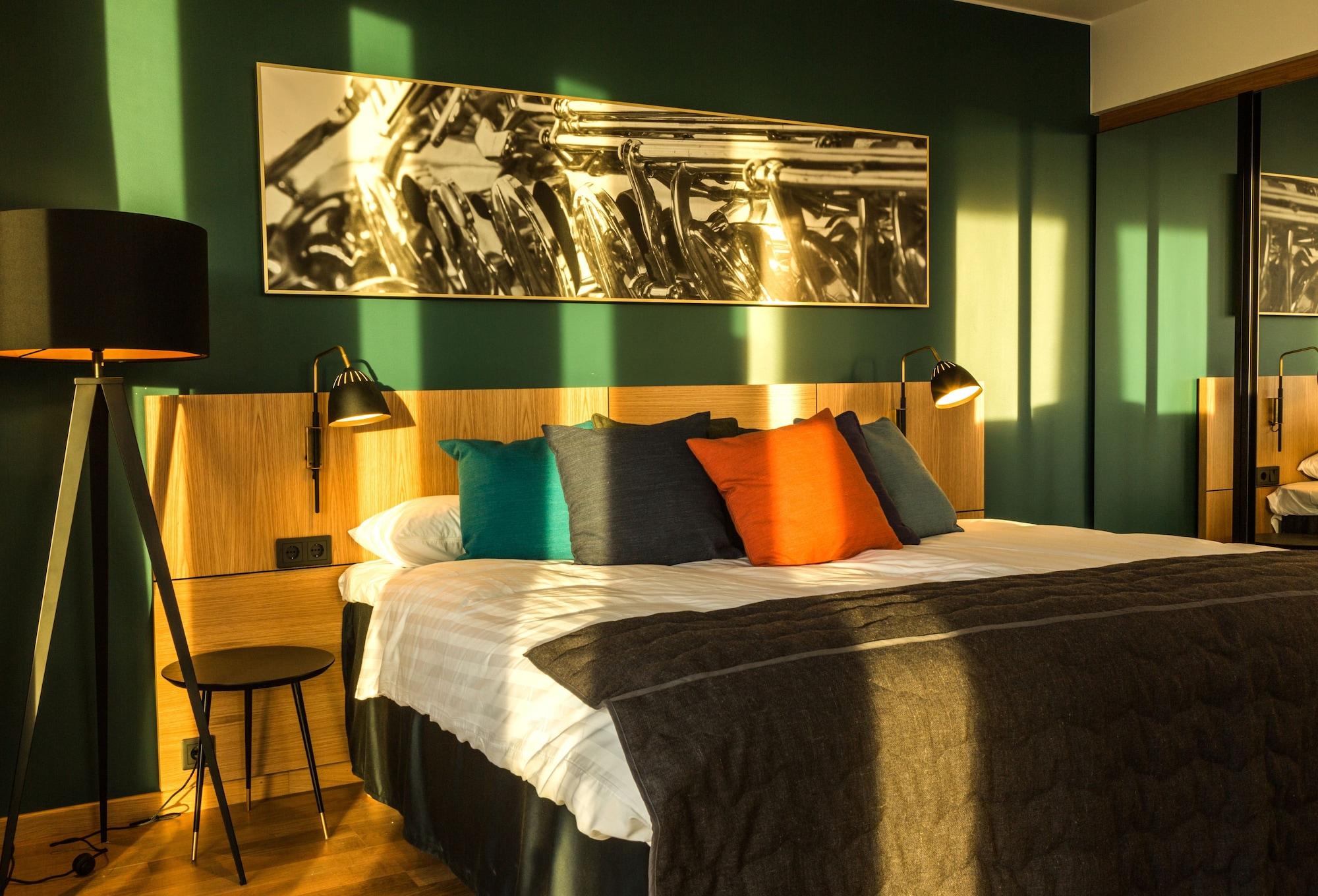 Clarion Live 4*